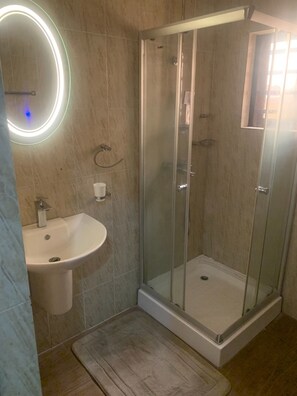 Apartment | Bathroom | Shower, rainfall showerhead, free toiletries, towels