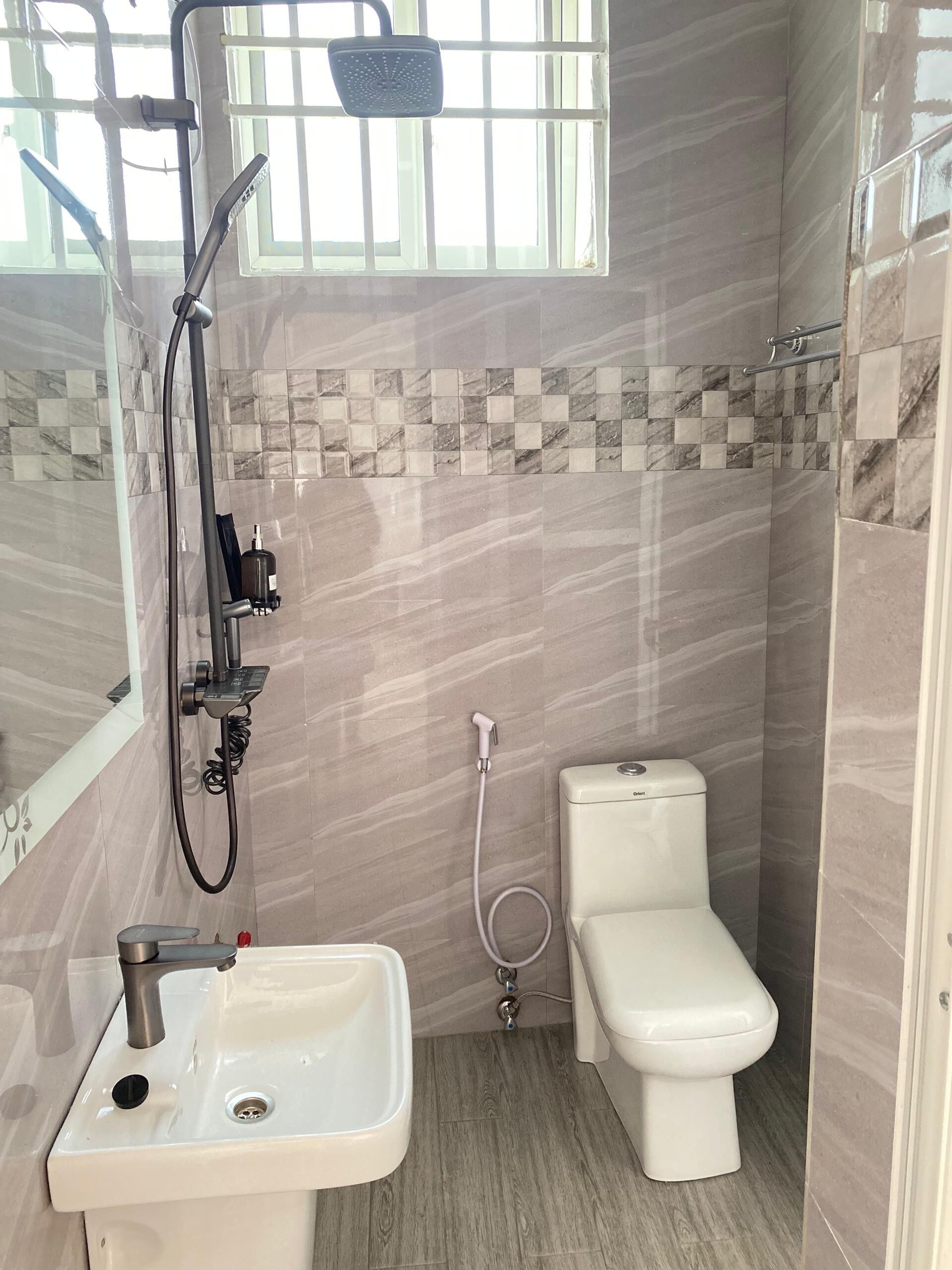 Apartment | Bathroom | Separate bathtub and shower, deep-soaking bathtub, towels