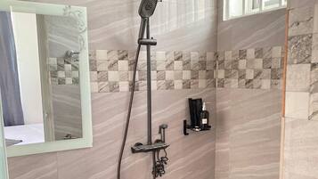 Apartment | Bathroom | Separate bathtub and shower, deep-soaking bathtub, towels