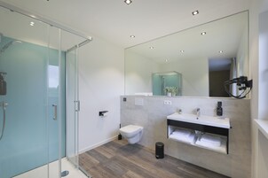 ฝักบัว, ไดร์เป่าผม, พื้นห้องน้ำอุ่น, ผ้าเช็ดตัว