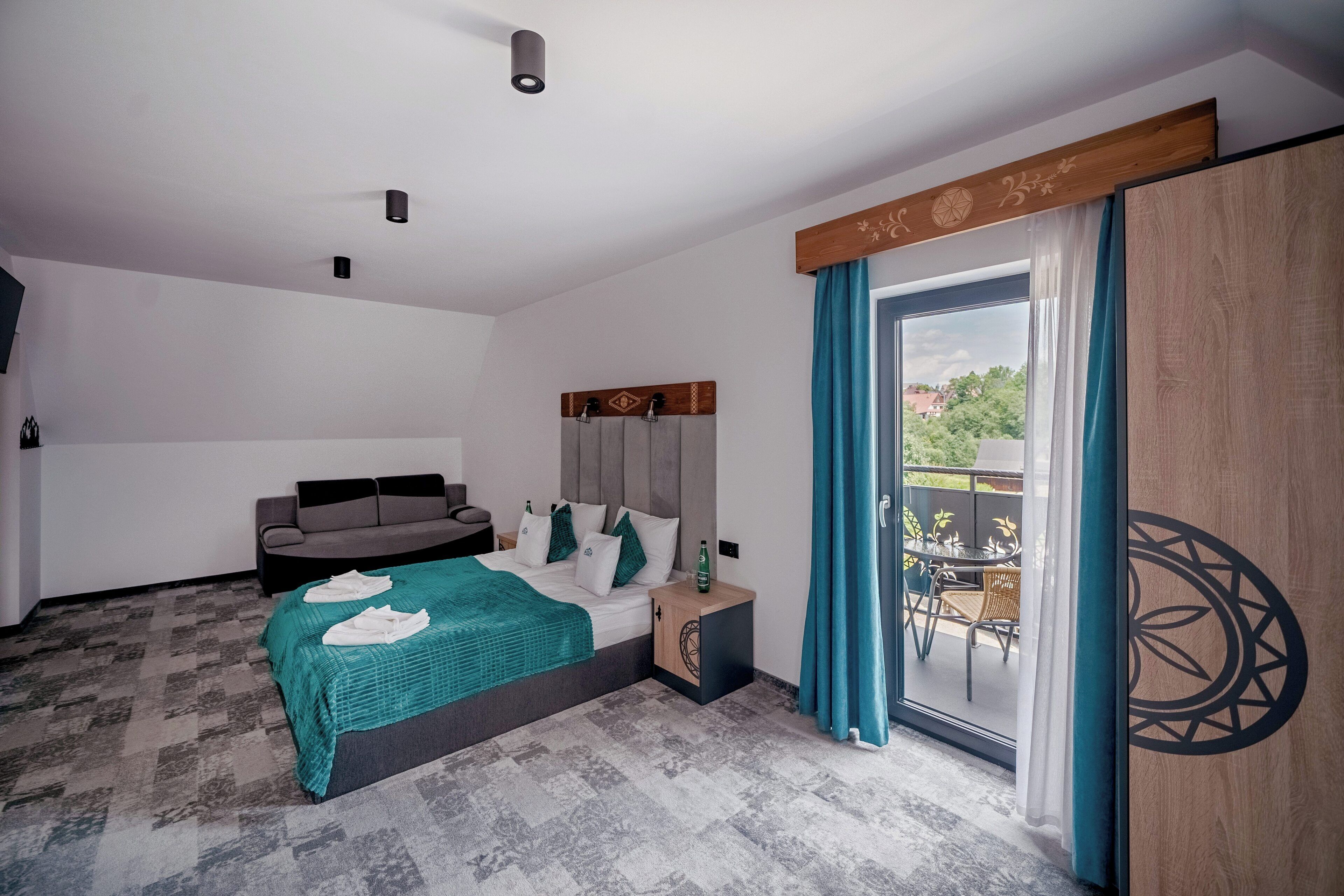 Pokoj 4-osobowy z balkonem b/widoku