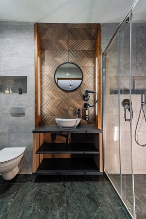 Pokoj 2-osobowy standard balkon b/widoku | Bathroom | Hair dryer, towels - Willa Folk & Prestige (Zakopane)