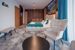 Pokoj 4-osobowy Deluxe z balkonem i widokiem na gory | 1 camera, Wi-Fi gratuito, lenzuola