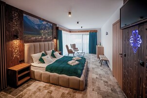 Pokoj 4-osobowy Deluxe z balkonem i widokiem na gory | 1 camera, Wi-Fi gratuito, lenzuola