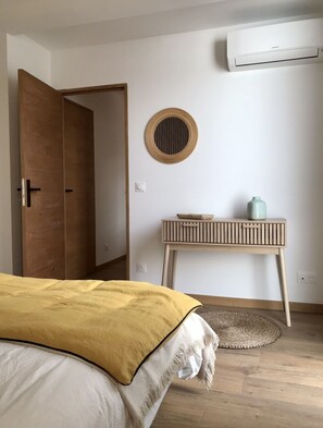1 bedroom, iron/ironing board, free WiFi, bed sheets - Lodge Contemporain Avec Jacuzzi en Provence Verte (Tourves)