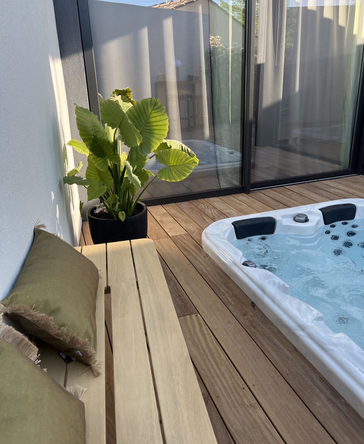 Outdoor spa tub