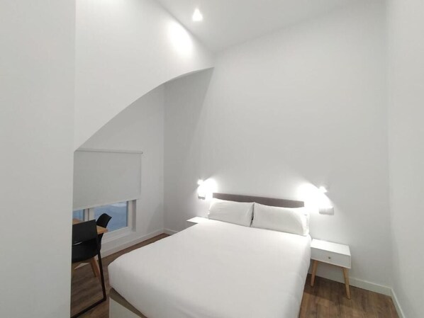 Appartement | 1 slaapkamer, donsdekens, een bureau, een laptopwerkplek