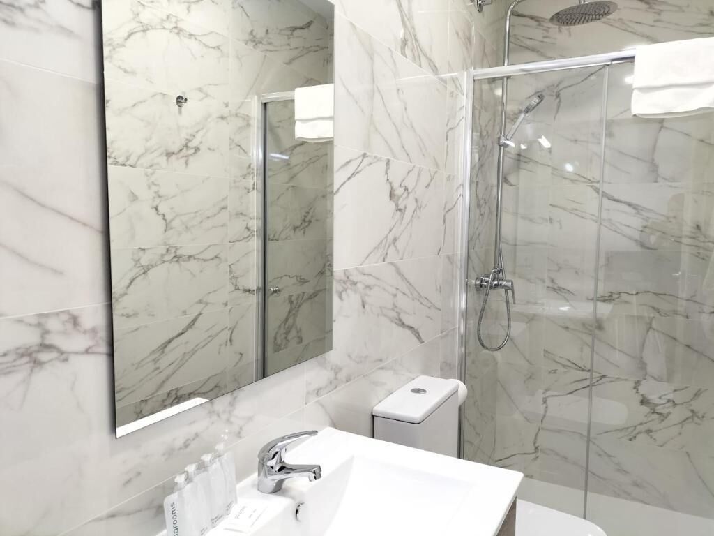 Apartment | Bathroom | Shower, hair dryer, towels, soap