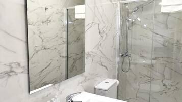 Apartemen | Kamar mandi | Shower, pengering rambut, handuk, dan sabun