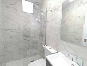 Departamento | Baño | Regadera, secadora de cabello, toallas, jabón 