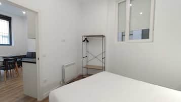 Appartement | 1 slaapkamer, donzen dekbedden, een bureau, een laptopwerkplek