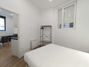 Leilighet | 1 soverom, dundyner, skrivebord og skrivebord for bærbar PC