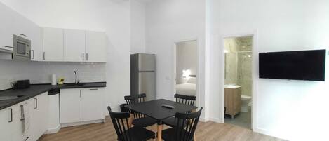 Appartement | Privékeuken | Een koelkast met diepvriezer, een microgolfoven, een kookplaat