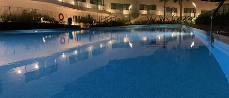 Una piscina al aire libre