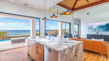 Refrigerador, microondas, horno, placa de cocina