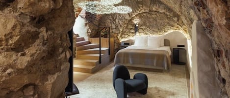 Dragons Cave | 1 bedroom, minibar, in-room safe, blackout drapes