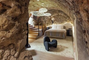 Dragons Cave | 1 bedroom, minibar, in-room safe, blackout drapes