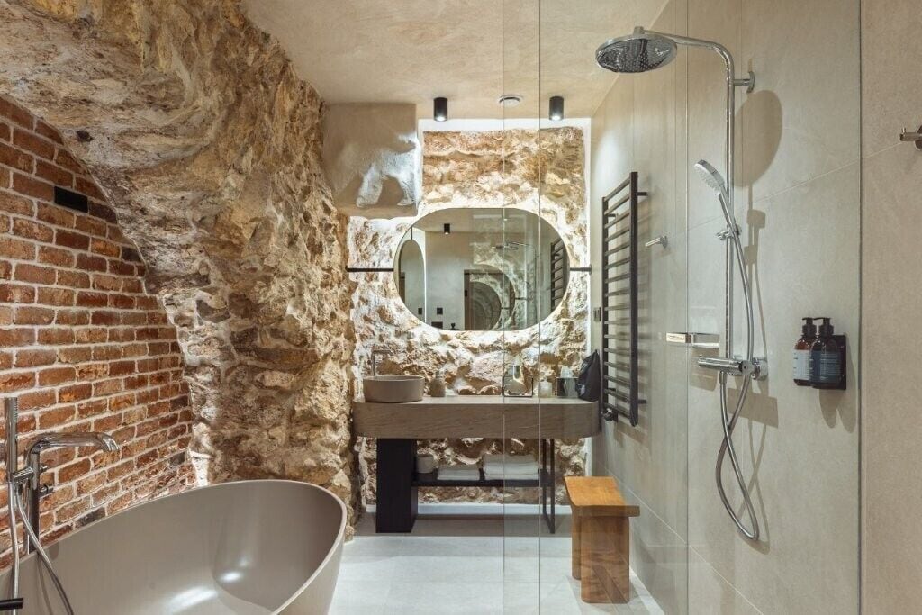 Dragons Cave | Bathroom | Hair dryer, bathrobes, slippers, heated floors