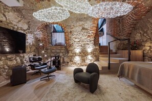 Dragons Cave | Minibar, odada kasa, ayrı ayrı dekore edilmiş, masa 