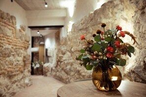 Dragons Cave | In-room dining - Nomadic Urban Premium Suites (Kraków)