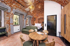 Junior Suite | Minibar, coffres-forts dans les chambres, rideaux occultants