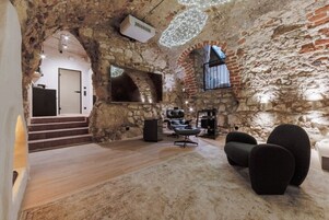 Dragons Cave | Minibar, in-room safe, blackout drapes, soundproofing