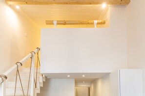 Basic-Maisonette | 1 Schlafzimmer, Schreibtisch, schallisolierte Zimmer, kostenloses WLAN