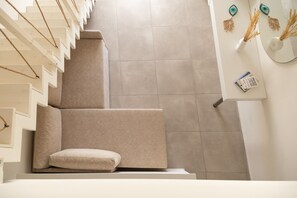 Basic-Maisonette | 1 Schlafzimmer, Schreibtisch, schallisolierte Zimmer, kostenloses WLAN