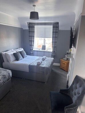 Habitació amb dos llits individuals, bany compartit | 1 dormitori, wifi gratuïta i roba de llit 