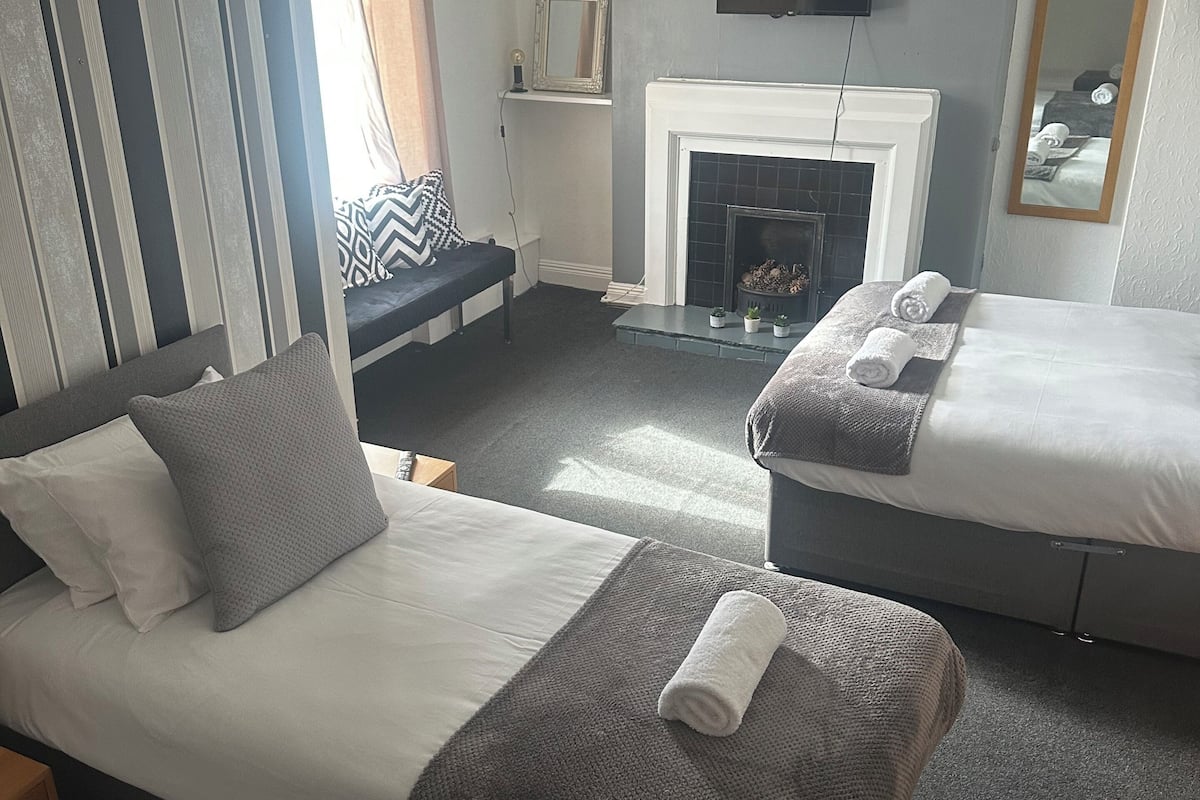 Vierbettzimmer, mit Bad (Family Room) | 1 Schlafzimmer, kostenloses WLAN, Bettwäsche