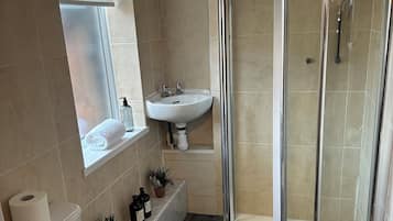 Quarto quádruplo, suíte (Family Room) | Banheiro | Toalhas de banho