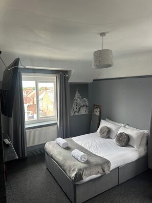 Twin Room, Shared Bathroom | Free WiFi, bed sheets