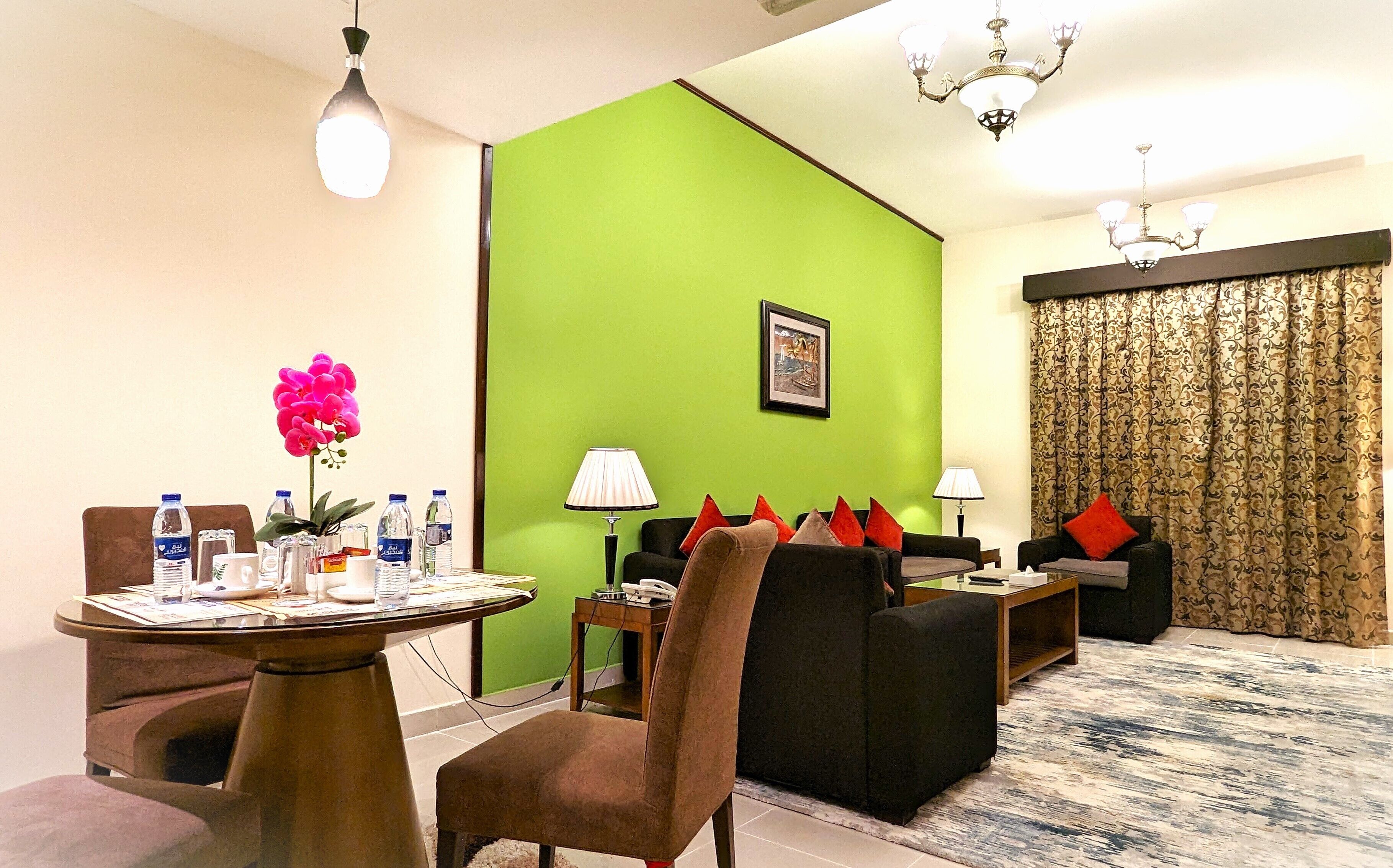 Familien-Suite, 2 Schlafzimmer, Küche | Wohnbereich | 50-Zoll-LED-Fernseher mit Kabelempfang