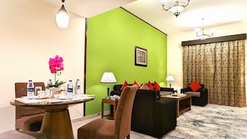 Familien-Suite, 2 Schlafzimmer, Küche | Wohnbereich | 50-Zoll-LED-Fernseher mit Kabelempfang