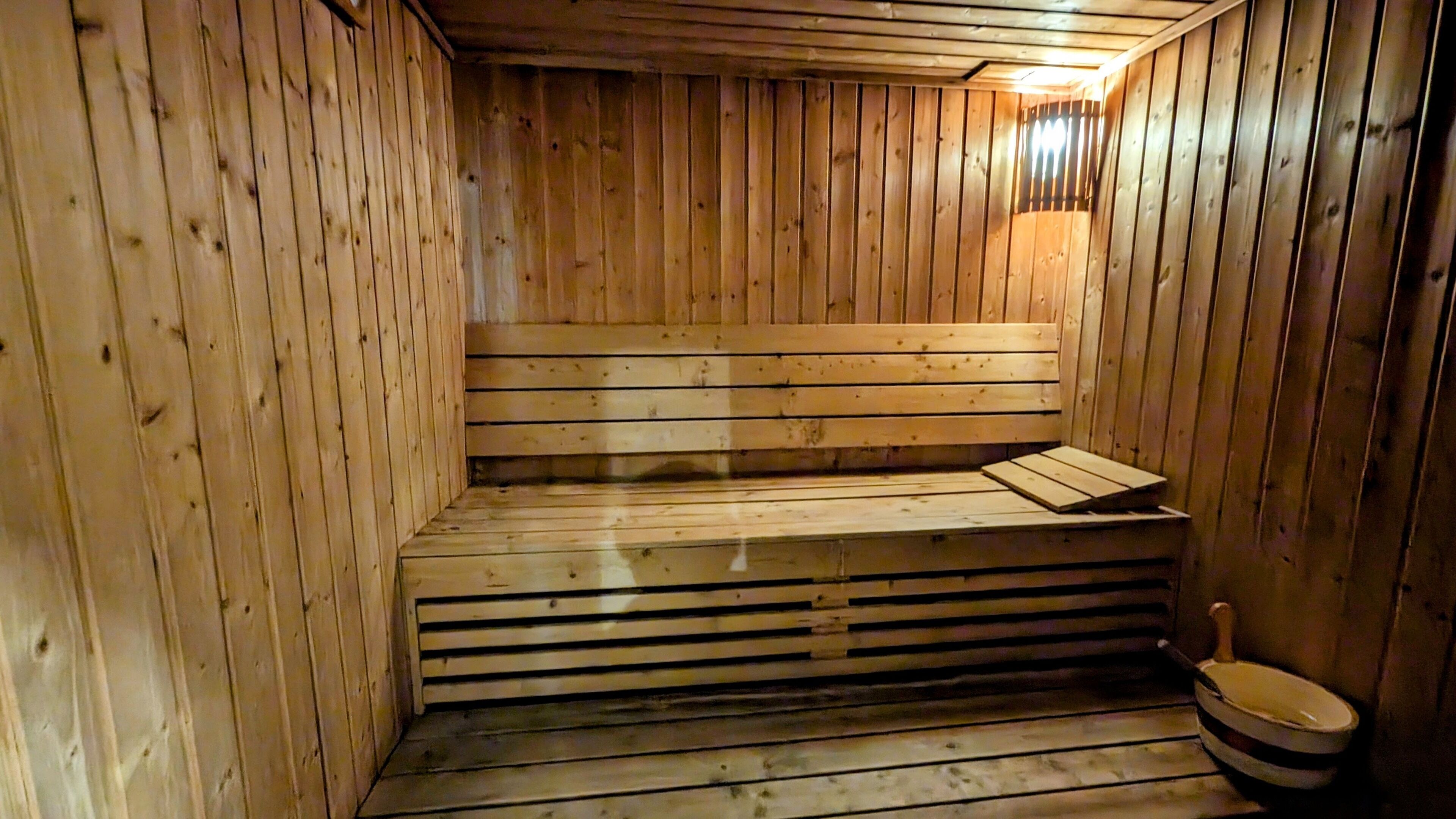 Eine Holzsauna mit Bänken und einer Sitzbank.