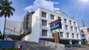 Un hôtel moderne, reconnaissable à son enseigne « Gokulam Park », qui comprend un restaurant et une salle de réception.