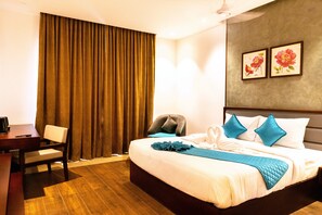 Deluxe Double Room | Premium bedding, in-room safe, desk, iron/ironing board - Gokulam Park Guruvayur (Chavakkad)