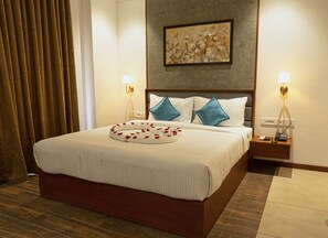 Phòng đôi Deluxe | Bộ đồ giường cao cấp, két bảo mật tại phòng, bàn 