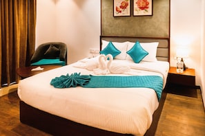 Deluxe Double Room | Peralatan tempat tidur premium, peti besi dalam bilik, meja