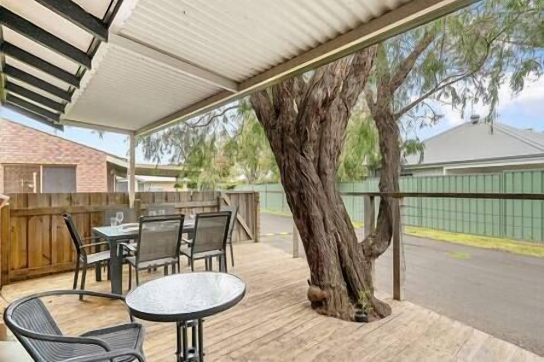 Outdoor sitting area (1)