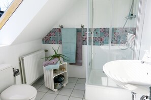 Dusche, kostenlose Toilettenartikel, Haartrockner, Handtücher