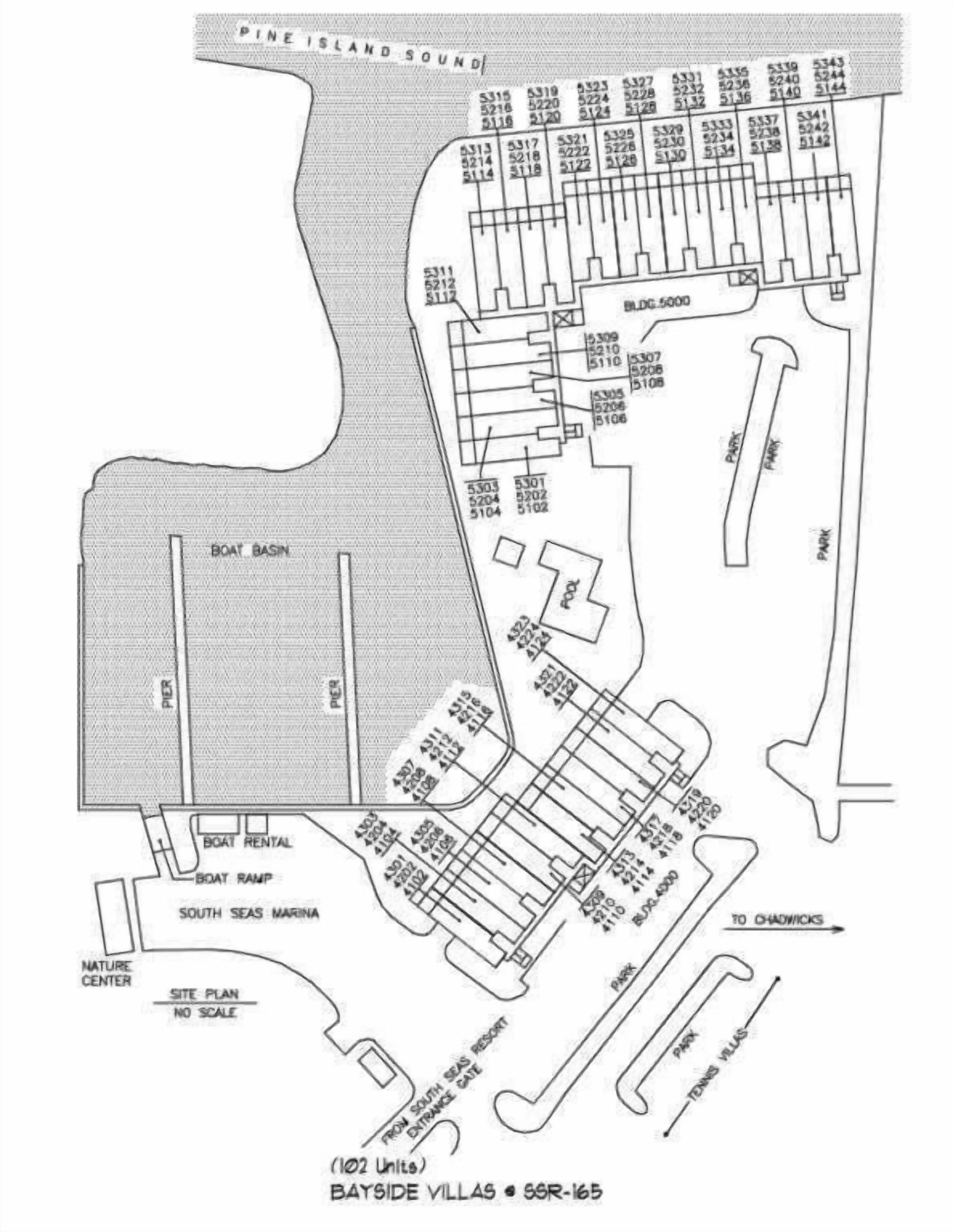Grundriss der Bayside Villas mit Bootsbecken, Marina und verschiedenen Parkbereichen.