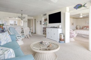 Condo, 2 Bedrooms | Living area