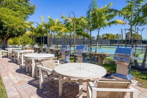 Outdoor dining - Loggerhead 424 2 Bedroom Condo by RedAwning (Sanibel)