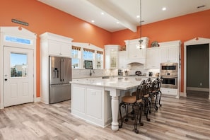 House, 5 Bedrooms | Private kitchen | Fridge, oven, coffee/tea maker, toaster