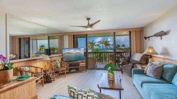 Condo, 2 habitaciones | Área de sala de estar | Smart TV