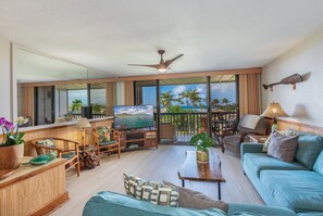 Condo, 2 habitaciones | Área de sala de estar | Smart TV 