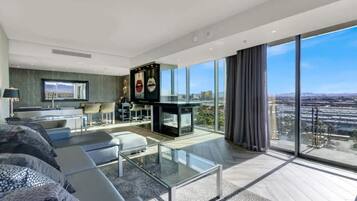 Fernseher, Kamin, Tischtennisplatte, Stereoanlage