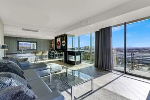 TV, fireplace, table tennis, stereo