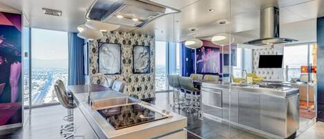 冷蔵庫、電子レンジ、オーブン、コンロ